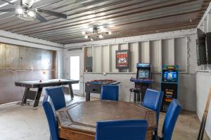 een kamer met een tafeltennistafel en arcadespellen bij Business in Front and Party in the Back Pets too in Orem
