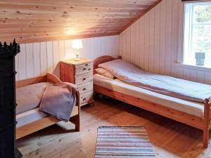 - une chambre avec 2 lits dans une cabine dans l'établissement Holiday home Grimstad, à Grimstad