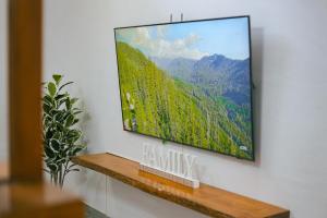 NgaglikにあるAliem Homestay Jogjaの壁に掛けられた薄型テレビ