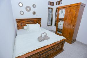 NgaglikにあるAliem Homestay Jogjaのベッドルーム1室(象2匹のベッド1台付)