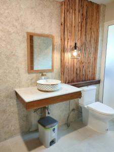 y baño con lavabo y aseo. en Crystal Bali Style, en Salad Beach