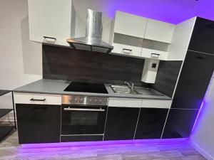 cocina con fogones y fregadero en Wellness Suite mit Whirlpool und Sauna en Gelsenkirchen