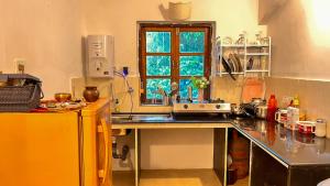 cocina con fregadero y ventana en Dreamy Boho Haven en Vagator