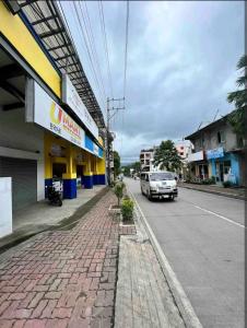 una furgoneta estacionada al lado de una calle en APARTELLE BORACAY, en Boracay