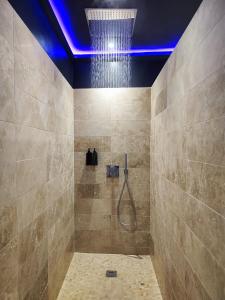 カーニュ・シュル・メールにあるLoveRoom#1 by Pimente ton coupleのギャラリーの写真 +15枚の写真