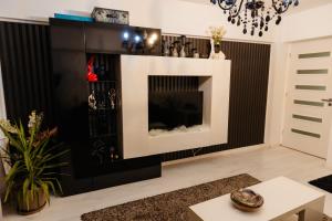 a living room with a black and white fireplace at Glamour Ultracentral in Craiova