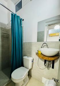 y baño con aseo y lavamanos. en Hostal Bon Hábitat en Yopal