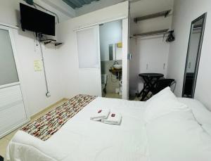 Кровать или кровати в номере Hostal Bon Hábitat