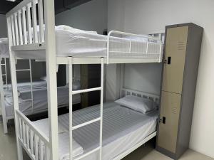 PJ Hostel客房内的一张或多张双层床