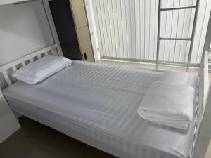 PJ Hostel客房内的一张或多张床位