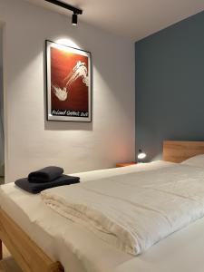 una camera con un letto con una foto sul muro di Alte Seifensiederei - Fabienne a Bad Tölz