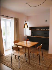 uma sala de jantar com uma mesa e duas cadeiras em Alte Seifensiederei - Thay em Bad Tölz