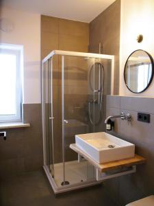 y baño con lavabo y ducha. en Alte Seifensiederei - Thay en Bad Tölz
