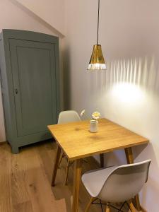 - une salle à manger avec une table et des chaises en bois dans l'établissement Alte Seifensiederei - Cisco, à Bad Tölz