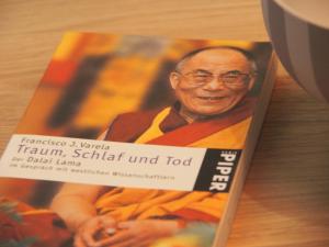 un livre avec une photo d'un homme plus âgé dans l'établissement Alte Seifensiederei - Cisco, à Bad Tölz
