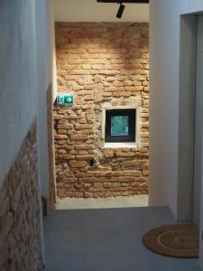 a brick wall with a window in a hallway at Alte Seifensiederei - Astrid in Bad Tölz