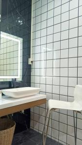 a bathroom with a sink and a mirror at The Box Promkiri (เดอะบ๊อค พรหมคีรี) in Ban Pak Ram