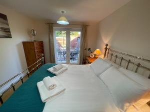 Un pat sau paturi într-o cameră la Amazing Cottage In Delightful Madingley Village