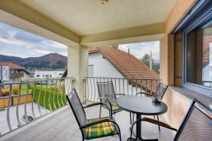 patio con mesa y sillas en el balcón en Honeycomb Chalets And Apartments Mozirje - Happy Rentals, en Mozirje