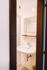 ein Bad mit einem Waschbecken und einem Spiegel in der Unterkunft Casa Camilla in St. Michael an der Etsch