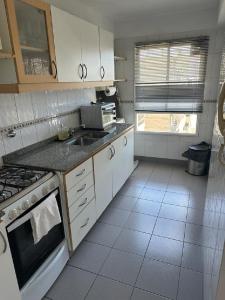 Kuchyňa alebo kuchynka v ubytovaní Amplio departamento en Belgrano 1 dormitorio Se abona en dolares Ver precio en USD