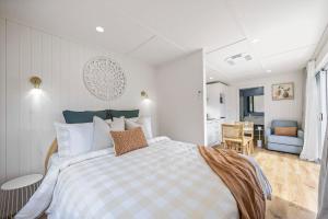 1 dormitorio con 1 cama grande y sala de estar en Casa De Limon en Ballarat