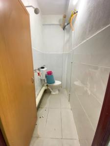 Kampong GunongにあるMY GUNUNG HOTEL BUDGETのトイレと洗面台のある小さなバスルーム