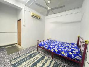 Kampong GunongにあるMY GUNUNG HOTEL BUDGETの天井ファン付きの客室のベッド1台分です。