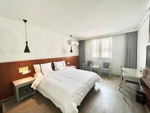 A bed or beds in a room at Tianshui Times Hotel Zhangjiagang