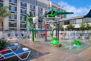 uma piscina com um parque aquático com um escorrega aquático em Holiday Inn Hotel & Suites Anaheim, an IHG Hotel em Anaheim