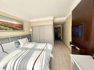 A bed or beds in a room at Tianshui Times Hotel Zhangjiagang