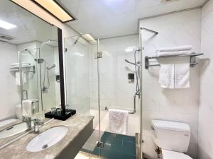 A bathroom at Tianshui Times Hotel Zhangjiagang