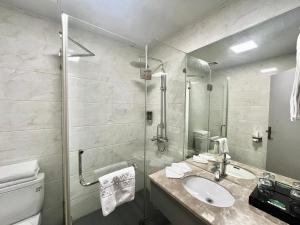 A bathroom at Tianshui Times Hotel Zhangjiagang