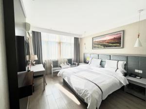 A bed or beds in a room at Tianshui Times Hotel Zhangjiagang