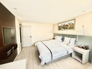 A bed or beds in a room at Tianshui Times Hotel Zhangjiagang
