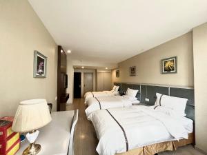A bed or beds in a room at Tianshui Times Hotel Zhangjiagang