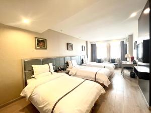 A bed or beds in a room at Tianshui Times Hotel Zhangjiagang