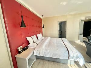 A bed or beds in a room at Tianshui Times Hotel Zhangjiagang