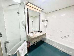 A bathroom at Tianshui Times Hotel Zhangjiagang