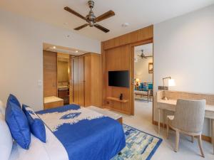 Телевизор и/или развлекательный центр в The Astor - All Suites Hotel Candolim Goa
