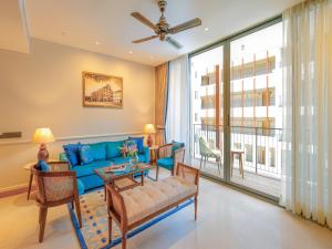 Гостиная зона в The Astor - All Suites Hotel Candolim Goa