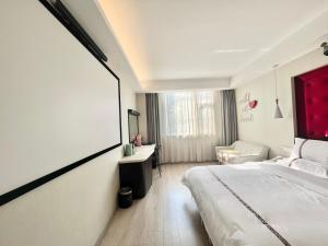 A bed or beds in a room at Tianshui Times Hotel Zhangjiagang