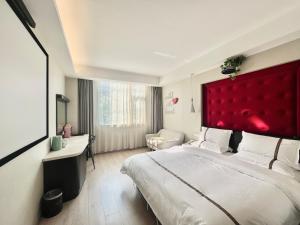 A bed or beds in a room at Tianshui Times Hotel Zhangjiagang