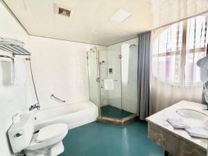 A bathroom at Tianshui Times Hotel Zhangjiagang