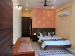 ein Schlafzimmer mit 2 Betten und einer Badewanne. in der Unterkunft Hotel Shivalay Palace,Maheshwar in Maheshwar