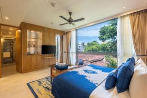Телевизор и/или развлекательный центр в The Astor - All Suites Hotel Candolim Goa
