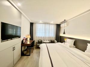 A bed or beds in a room at Tianshui Times Hotel Zhangjiagang