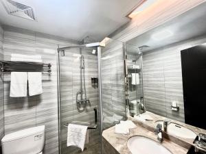 A bathroom at Tianshui Times Hotel Zhangjiagang
