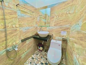 La salle de bains est pourvue de toilettes et d'un lavabo. dans l'établissement Gia Khang, à Đà Lạt