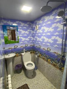 Baño azul con aseo y lavamanos en ANIS HOTEL en Samarcanda